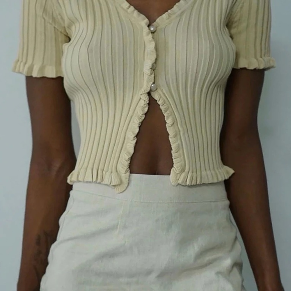 NEW Princess Polly Zahira Top Beige Ribbed Ruffle Top with Pearl Buttons - Picture 4 of 6
